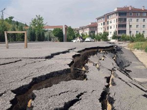 Site Otoparkında Heyelan Meydana Geldi