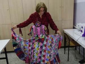 Yüzlerce Atık Kumaş Parçasını Kullanıp Adeta Sıfır Maliyetle Elbise Yaptı