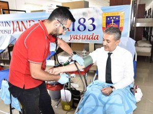 Vali Akkoyun, Kan Bağışında Bulundu