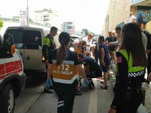 Bursa’da Otomobile Arkadan Çarpan Hafif Ticari Şoförü Yaralandı