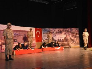 "Tabuttaki Asker" Tiyatro Gösterisi Sahnelendi