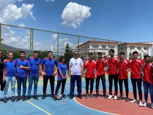 Voleybol Turnuvasında Başarılı Olan Üniversite Öğrencilerine Ödül