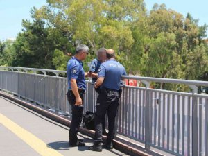 Polis Üst Geçitteki İntihara Teşebbüsü Önledi