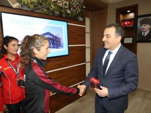 Vali Öksüz, Başarılı Sporcuları Ağırladı