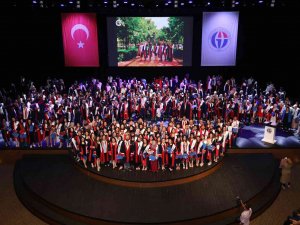 Fen Edebiyat Fakültesi’nde Mezuniyet Coşkusu