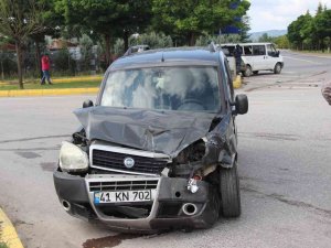 Kavşakta Minibüs İle Hafif Ticari Araç Çarpıştı