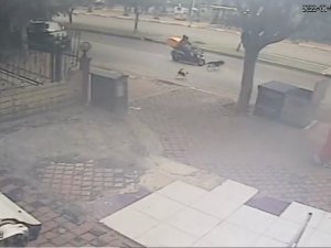 Kediden Kaçan Köpeğe Motosiklet Çarptı, O Anlar Kameraya Yansıdı