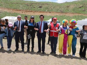 Hakkari’de 2800 Rakımda Halaylı Karne Şenliği