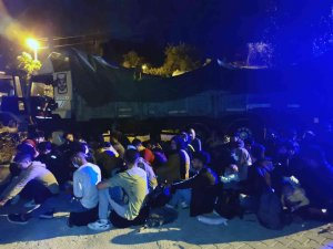 Kamyon Kasasında 96 Düzensiz Göçmen Yakalandı