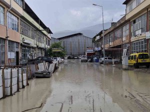 Yağmur Sonrası Su Basan Dükkân Ve Evler Çamur İçerisinde Kaldı