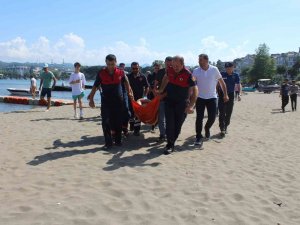 Denize Düşen Şapkasını Almak İsterken Ölümden Döndü