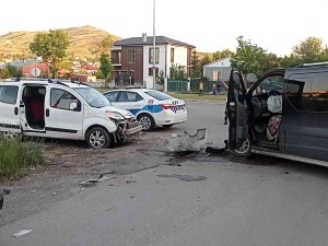 Araçlar Kafa Kafaya Çarpıştı, 6 Yaralı