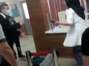 Görevlilerle Tartışıp Sandalyeyi Fırlattı, "Hastaneyi Başınıza Yıkarım" Diyerek Tehditler Savurdu