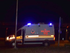 Refüje Çarpan Araç Takla Attı: 2 Yaralı
