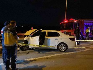 Otomobil Bariyerlere Girdi: 2 Ölü 2 Yaralı