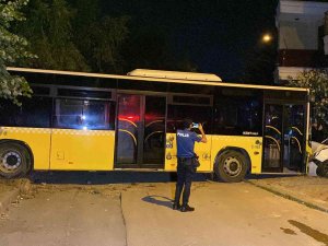 Sancaktepe’de Ehliyetsiz Görevli Yıkamak İçin Aldığı İ̇ett Otobüsüyle Sokağa Daldı: Bir Otomobil Hurdaya Döndü