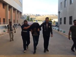 Hırsızlıktan Aranan Şüpheli Kendisini Durduran Polise Bıçakla Saldırdı