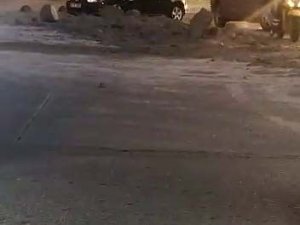 Kamyondan Dökülen Hafriyat Caddeyi Kapattı, Faciadan Kıl Payı Dönüldü
