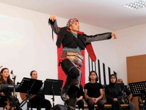 Öğrencilerden Şiir Ve Türkü Dolu Etkinlik
