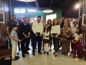 Minik Ressam Azra Saka İlk Kişisel Sergisini Açtı