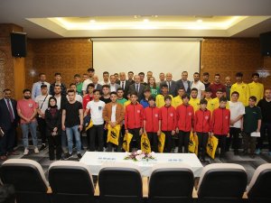Okul Sporlarında Başarı Elde Eden Öğrenciler Ödüllendirildi