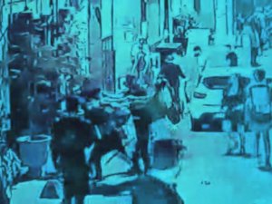 İ̇stanbul’da Meydan Kavgası Kamerada: Torbacı Darp Edildi, Ortalık Savaş Alanına Döndü
