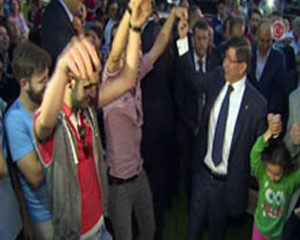 Başbakan Davutoğlu Rizeli Gençlerle Horon Etti VİDEO İZLE