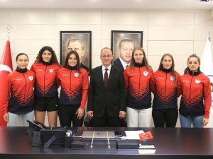 Pamukkale Belediyespor Voleybol Takımında İmzalar Atıldı