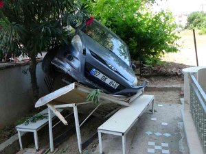 Antalya’da Otomobil Apartmanın Bahçesindeki Masanın Üzerine Uçtu: 1 Yaralı