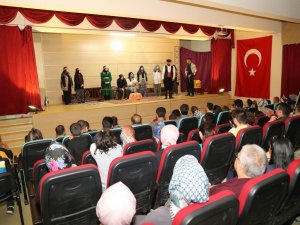 Gönüllü Öğretmenler Tiyatro İle Sahnede Ders Verdi