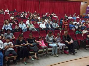 Öğrencilerin İ̇ngilizce Tiyatrosu Velileri Mest Etti