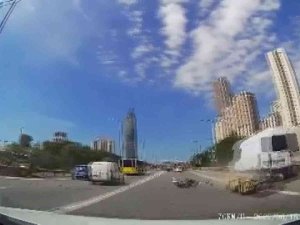 Ataşehir’de Metrelerce Sürüklendi, Aracın Altında Kalmaktan Kurtuldu