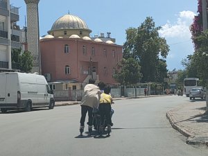 Antalya’da 2’si Patenli, 5 Çocuğun Trafikteki Tehlikeli Yolculuğu