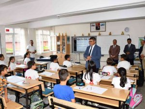 Vali Gürel Öğrencilerin Davetini Kırmadı, Okullarında Ziyaret Etti