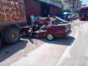 Tıra Çarpan Otomobilin Sürücüsü Yaralandı