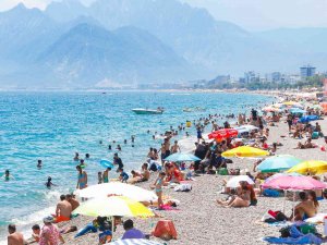 Gök Gürültülü Sağanak Beklenen Antalya’da, Güneşi Gören Sahile Koştu