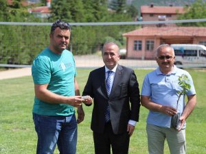 Tokat’ta 12 Bin Adet Tüplü Asma Fidanı İle 400 Ana Arı Törenle Dağıtıldı