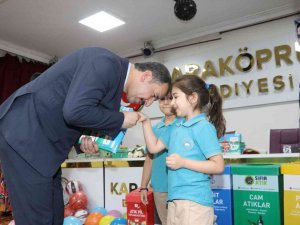 Çevreye Duyarlı Miniklerin Ellerini Öptü