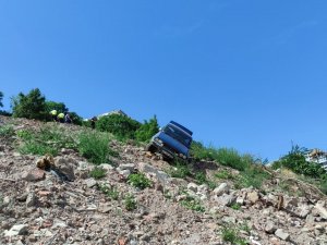 Kapının Önüne Park Edilen Otomobil Dik Rampadan Yol Kenarına Uçtu
