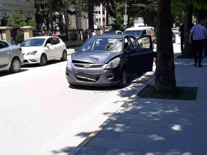 Karşıya Geçmek İsteyen Öğrenciye Otomobil Çarptı
