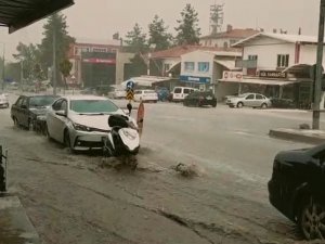 Yağmur Ve Dolu Yağışı Su Baskınlarına Neden Oldu