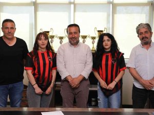 Kırmızı Siyahlılar 2 Genç Yeteneği Renklerine Bağladı