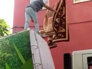 Halısı 5. Kattan Tellerin Üzerine Düştü, Yardımına Belediye Personeli Koştu
