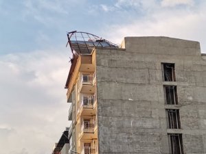 Şiddetli Rüzgar Apartmanın Çatısını Uçurdu