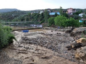 Aydın’da 20 Dakikalık Sağanak Yetti, Yollar Kapandı, Sokaklar Göle Döndü
