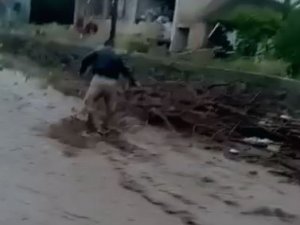 Köy Evlerini Sel Vurdu