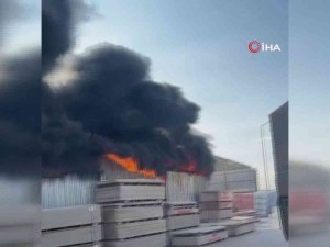 Ankara’da Yapı Malzemesi Deposunda Çıkan Yangın Paniğe Neden Oldu