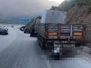 Park Halindeki Tır Dorsesine Çarpan Motosiklet Sürücüsü Hayatını Kaybetti