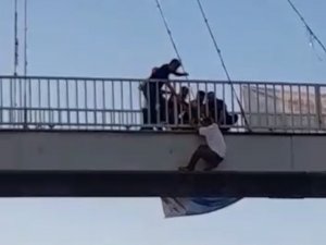 Üst Geçide Çıkan Şahıs İkna Edildi