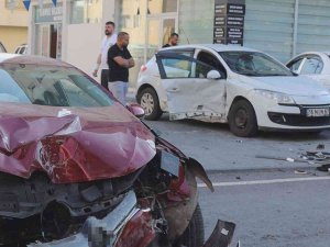 Kayseri’de 2 Otomobil Çarpıştı, 5 Kişi Yaralandı